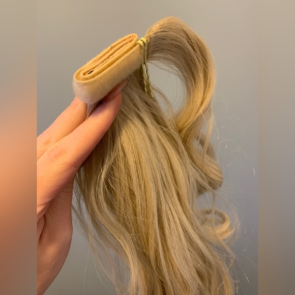 INH blonde synthetic 18” pony - Picture 4 of 6